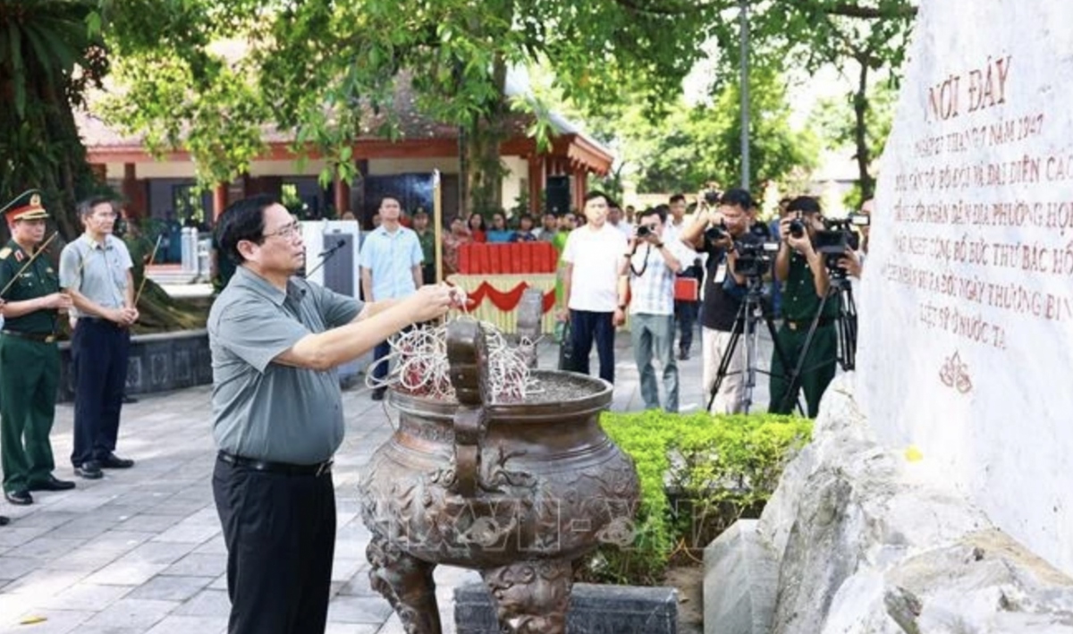 PM offers incense in tribute to fallen heroes on War Invalids and Martyrs’ Day